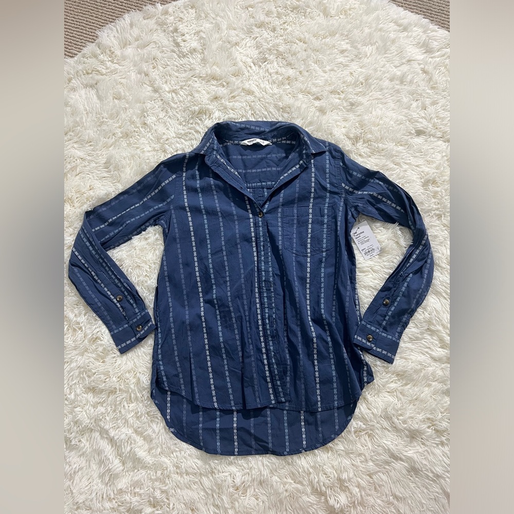 The Everyday Shirt, button down, long sleeve, new with tags
SIZE X SMALL